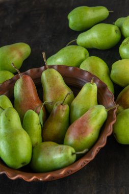 Paris armut çeşitleri. Meyveler masada. Sonbahar hasadı. Üst görünüm armutu. Yeşil sarı kırmızı armut. Vitamin vejetaryen yemekleri..