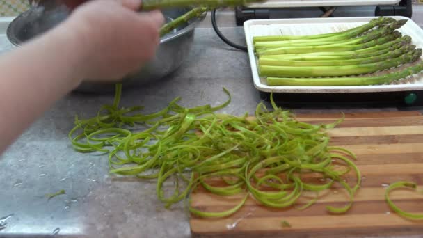 Перед Смаженням Очистити Спаржу Приготування Овочів Зеленої Їжі — стокове відео
