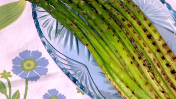 グリーンアスパラガスをグリル グリルした野菜料理 — ストック動画