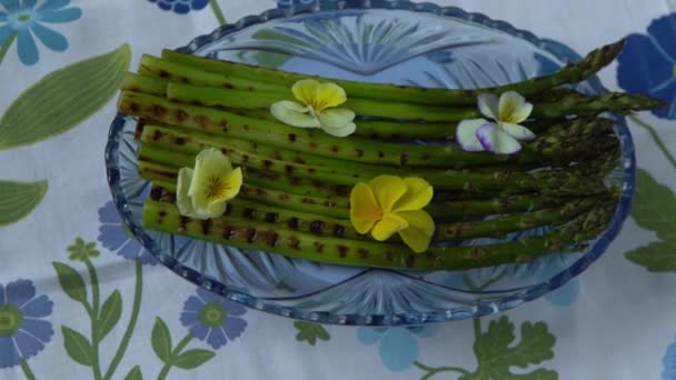 Comida Verde Espargos Vegetais Primavera Prato Azul Flores Maricas Aspargos — Vídeo de Stock