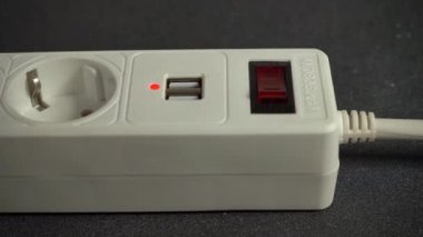 Elektrik prizi uzatma kablosu. Telefonları şarj etmek için USB bağlantısı olan beyaz kablo. Elektrikli alet. Uzatma kablosu.