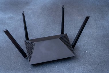Wi-Fi interneti bağlamak ve dağıtmak için yönlendirici. Siyah arkaplan