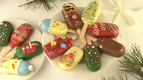 Kerstdessert Lekker Eten Cheesecake Een Stokje Vorm Van Een Ijsje — Stockvideo
