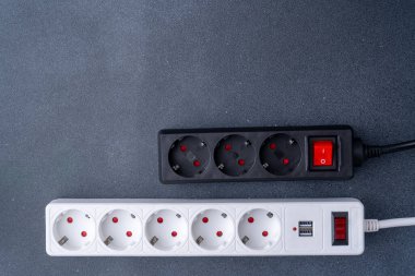 Elektrik prizi uzatma kablosu. Telefonları şarj etmek için USB bağlantısı olan beyaz kablo. Elektrikli alet. Uzatma kablosu. Boşluğu kopyala,