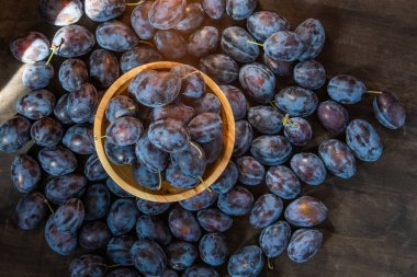 Erikli bir Macar. Mutfaktaki masada meyve hasadı var. Sonbahar mavisi erik. Vitamin kasesi..