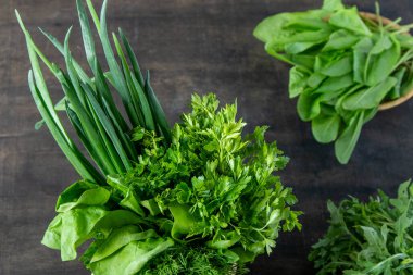 Yeşil soğan, ıspanak, maydanoz ve dereotu. Vitamin yiyeceği. Salata için sebze hazırlayın. Yeşil borş için farklı yapraklar ayır