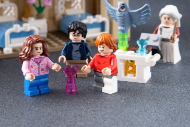 Lego Harry Potter figürleri. Tuğla ve plastik parçalardan yapılmış çocuk tasarım oyuncakları. Ukrayna, Kyiv - 17 Ocak 2024.