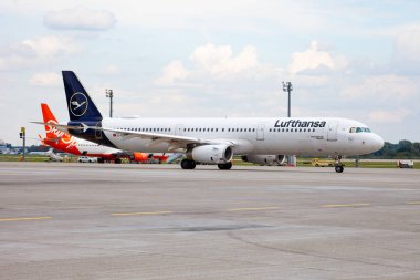 Alman Hava Yolları Lufthansa D-AIDB yolcu uçağı. Havaalanı önlüğü. Alman uçakları pistte. Airbus A321-231 uçağı geldi. Ukrayna, Kyiv - 1 Eylül 2021.