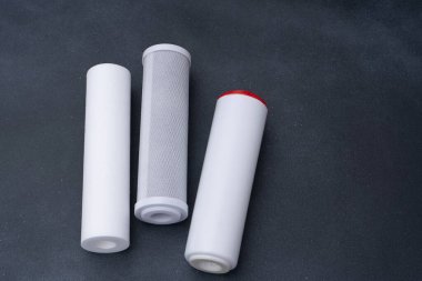 Su filtreleri. Ev için karbon ve mekanik filtre. Musluktan içme suyu arıtma ve filtreleme.