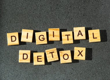 Dijital detoks ahşap harfler. Koyu arkaplanda metin