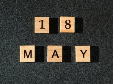 18 Mayıs tarihli. Müze günü ahşap harfleri siyah arkaplan.