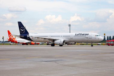 Alman Hava Yolları Lufthansa D-AIDB yolcu uçağı. Havaalanı önlüğü. Alman uçakları pistte. Airbus A321-231 uçağı geldi. Ukrayna, Kyiv - 1 Eylül 2021.