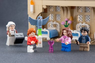 Lego Harry Potter figürleri. Tuğla ve plastik parçalardan yapılmış çocuk tasarım oyuncakları. Ukrayna, Kyiv - 17 Ocak 2024.