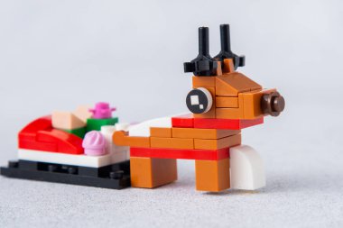 Geyik. Mini tuğlalardan ve detaylardan Lego yapıcı. Çocuklar el sanatları. Oyun oyuncağı. Çocuk inşaatçısı tuğlası. Ukrayna, Kyiv - 17 Ocak 2024