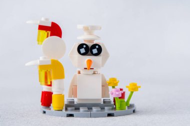 Küçük tuğlalardan ve detaylardan Kardan Adam Lego inşaatçısı. Çocuklar el sanatları. Oyun oyuncağı. Çocuk inşaatçısı tuğlası. Ukrayna, Kyiv - 17 Ocak 2024