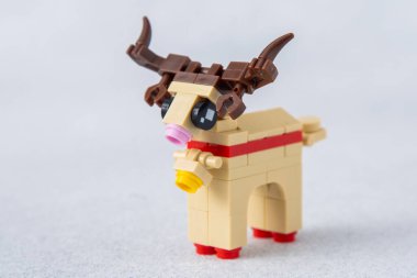 Geyik. Mini tuğlalardan ve detaylardan Lego yapıcı. Çocuklar el sanatları. Oyun oyuncağı. Çocuk inşaatçısı tuğlası. Ukrayna, Kyiv - 17 Ocak 2024