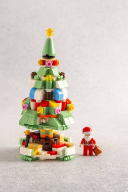 Noel ağacı oyuncağı. Mini tuğlalardan Lego inşaatçısı. Çocuklar el sanatları. Oyun bitti. Ukrayna, Kyiv - 17 Ocak 2024