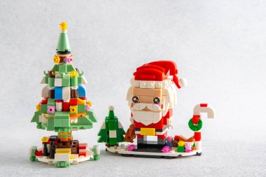 Noel ağacı oyuncağı. Mini tuğlalardan Lego inşaatçısı. Çocuklar el sanatları. Oyun bitti. Ukrayna, Kyiv - 17 Ocak 2024