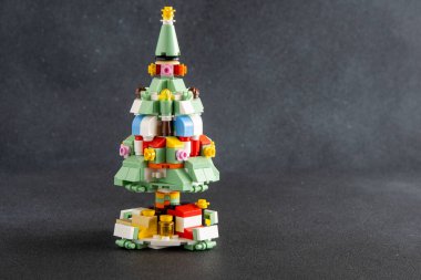 Noel ağacı oyuncağı. Mini tuğlalardan Lego inşaatçısı. Çocuklar el sanatları. Oyun bitti. Ukrayna, Kyiv - 17 Ocak 2024