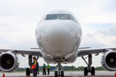 Alman havayolu Eurowings 'in yolcu uçağı. Avrupa 'da ucuz maliyet. Havaalanı önlüğü. Alman uçağı. Aircraft Airbus A320-214 D-AEWU uçak pisti. Ukrayna, Kyiv - 1 Eylül 2021.