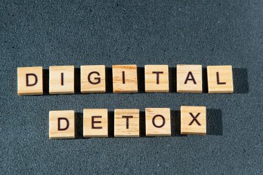 Dijital detoks ahşap harfler. Koyu arkaplanda metin