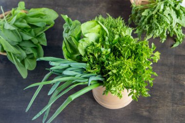 Yeşil soğan, ıspanak, maydanoz ve dereotu. Vitamin yiyeceği. Salata için sebze hazırlayın. Yeşil borş için farklı yapraklar ayır