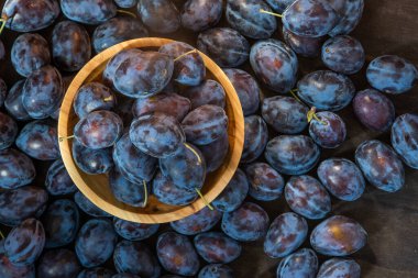 Erikli bir Macar. Mutfaktaki masada meyve hasadı var. Sonbahar mavisi erik. Vitamin kasesi..