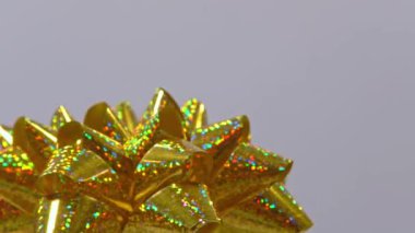 Altın kurdele hediye olarak.