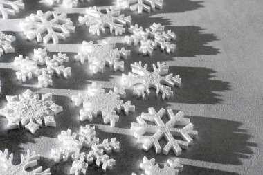 Gri arkaplanda beyaz kar taneleri