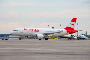 AUSTRIAN havayolu yolcu uçağı. Avrupa 'da ucuz maliyet. Havaalanı önlüğü. Uçak OE-LBP Airbus A320-214. Avusturya uçak pisti. Ukrayna, Kyiv - 1 Eylül 2021.