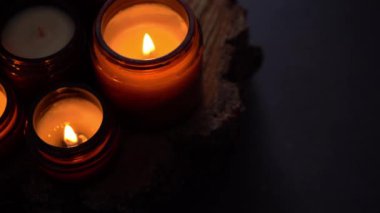 Kavanozlardaki soya mumları yanıyor. Kokulu aroma mumu.