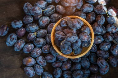 Erikli bir Macar. Mutfaktaki masada meyve hasadı var. Sonbahar mavisi erik. Vitamin kasesi..