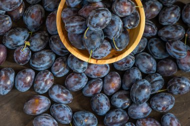 Erikli bir Macar. Mutfaktaki masada meyve hasadı var. Sonbahar mavisi erik. Vitamin kasesi..