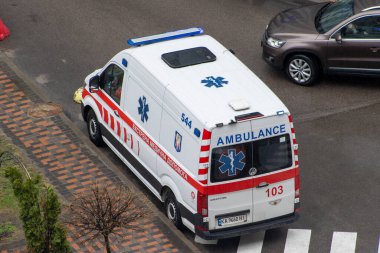 Acil tıbbi araç. 103 Ukrayna ambulansı yolda. Ukrayna, Kyiv - 18 Mart 2024.