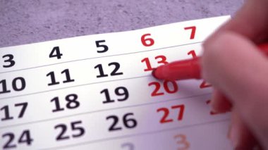 Bir iş haftası planlayın. Takvim tarihlerinde daire çiz ve vur. Kırmızı keçeli kalemle yaz. Doktoru ziyaret etme, toplantı, doğum günü partisi. El planlaması. 20 randevu..