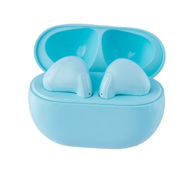 Kablosuz kulaklıklar beyaz arkaplanda izole. Kablosuz, kulaklık şarj kutusunda.