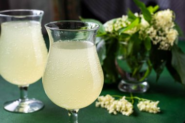 Karbonatlı mürver çiçeği içeceği. Gözlüklü yaz kvass 'ı. Köpüklü ev yapımı hugo suyu.