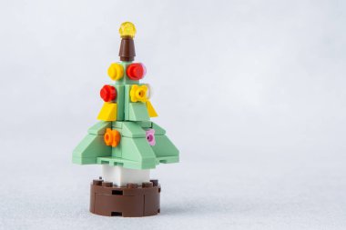 Noel ağacı oyuncağı. Mini tuğlalardan Lego inşaatçısı. Çocuklar el sanatları. Oyun bitti. Ukrayna, Kyiv - 17 Ocak 2024
