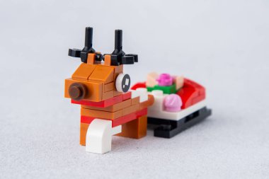 Geyik. Mini tuğlalardan ve detaylardan Lego yapıcı. Çocuklar el sanatları. Oyun oyuncağı. Çocuk inşaatçısı tuğlası. Ukrayna, Kyiv - 17 Ocak 2024