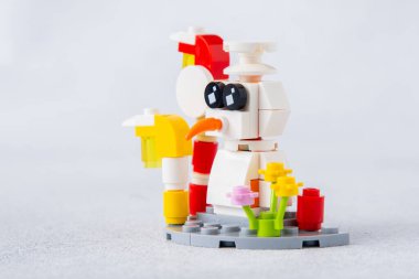 Küçük tuğlalardan ve detaylardan Kardan Adam Lego inşaatçısı. Çocuklar el sanatları. Oyun oyuncağı. Çocuk inşaatçısı tuğlası. Ukrayna, Kyiv - 17 Ocak 2024