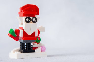 Noel Baba. Mini tuğlalardan ve detaylardan Lego yapıcı. Çocuklar el sanatları. Oyun oyuncağı. Çocuk inşaatçısı tuğlası. Ukrayna, Kyiv - 17 Ocak 2024