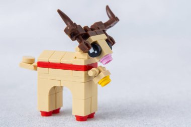 Geyik. Mini tuğlalardan ve detaylardan Lego yapıcı. Çocuklar el sanatları. Oyun oyuncağı. Çocuk inşaatçısı tuğlası. Ukrayna, Kyiv - 17 Ocak 2024