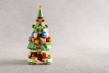 Noel ağacı oyuncağı. Mini tuğlalardan Lego inşaatçısı. Çocuklar el sanatları. Oyun bitti. Ukrayna, Kyiv - 17 Ocak 2024