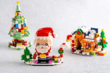 Noel ağacı oyuncağı. Mini tuğlalardan Lego inşaatçısı. Çocuklar el sanatları. Oyun bitti. Ukrayna, Kyiv - 17 Ocak 2024