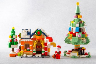Noel ağacı ve Noel Baba oyuncağı. Mini tuğlalardan Lego inşaatçısı. Çocuklar el sanatları. Oyun bitti. Ukrayna, Kyiv - 17 Ocak 2024