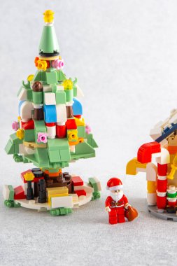 Noel ağacı oyuncağı. Mini tuğlalardan Lego inşaatçısı. Çocuklar el sanatları. Oyun bitti. Ukrayna, Kyiv - 17 Ocak 2024