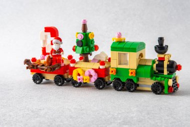 Noel ağacı ve Noel Baba oyuncak eğitmeni. Mini tuğlalardan Lego inşaatçısı. Çocuklar el sanatları. Oyun bitti. Ukrayna, Kyiv - 17 Ocak 2024