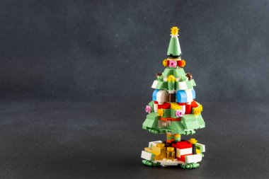 Noel ağacı oyuncağı. Mini tuğlalardan Lego inşaatçısı. Çocuklar el sanatları. Oyun bitti. Ukrayna, Kyiv - 17 Ocak 2024