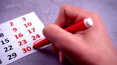 Bir iş haftası planlayın. Takvim tarihlerinde daire çiz ve vur. Kırmızı kalemle yaz. El planlama tarihi 31.
