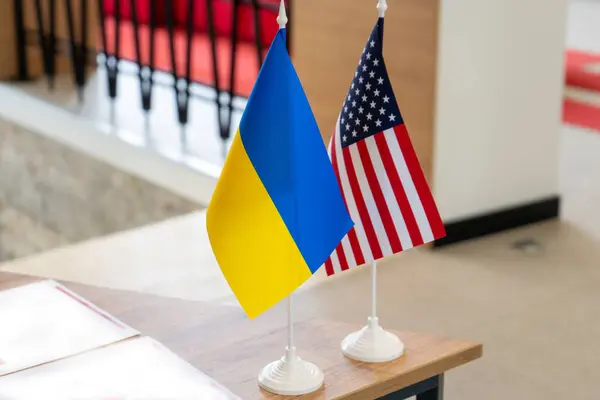 Ofis geçmişinde Ukrayna ve ABD bayrağı var. Masa başı bayrak direği.
